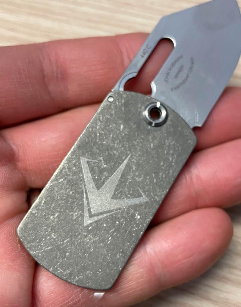 incisione logo cliente su impugnatura in titanio