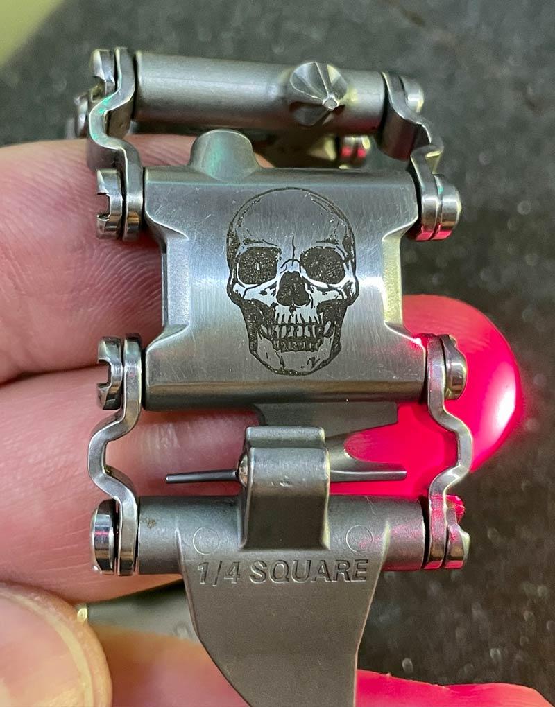 incisione logo cliente su bracciale multiuso Leatherman