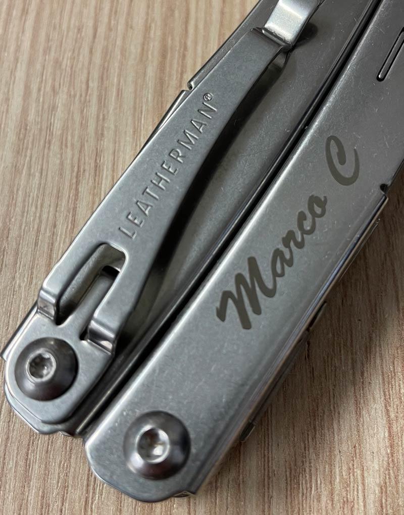 incisione personalizzata su pinza multiuso Leatherman