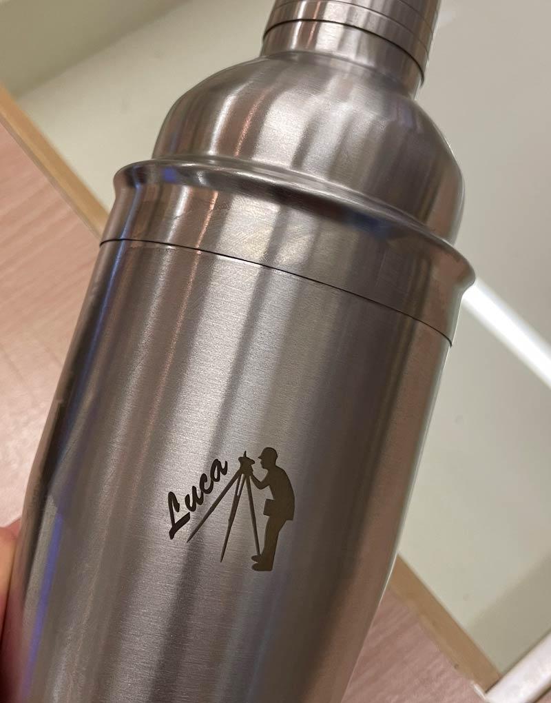 incisione personalizzata con logo del cliente su uno shaker cocktail